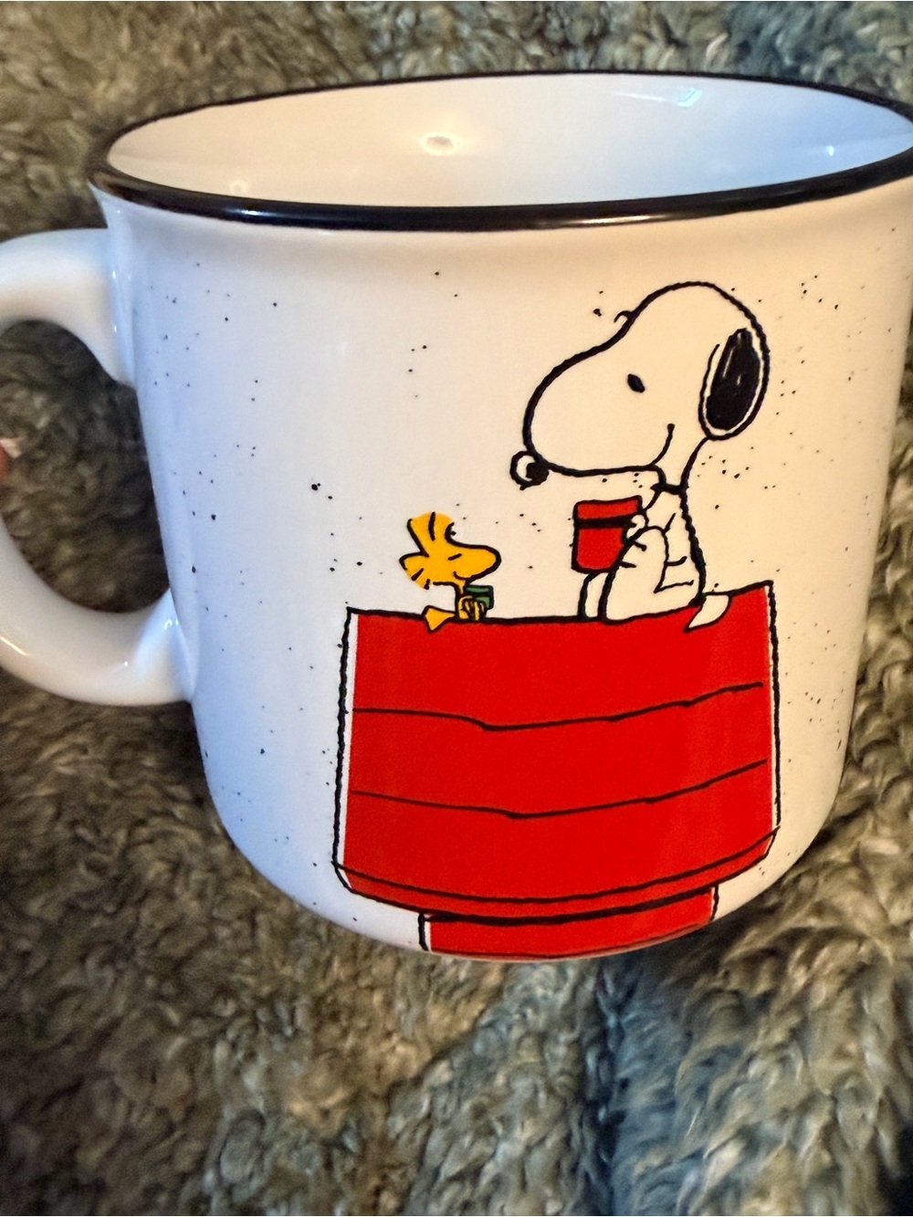 BNWT Peanuts White/Speckled 20 oz. Ceramic Mug with Red Doghouse & Woodstock